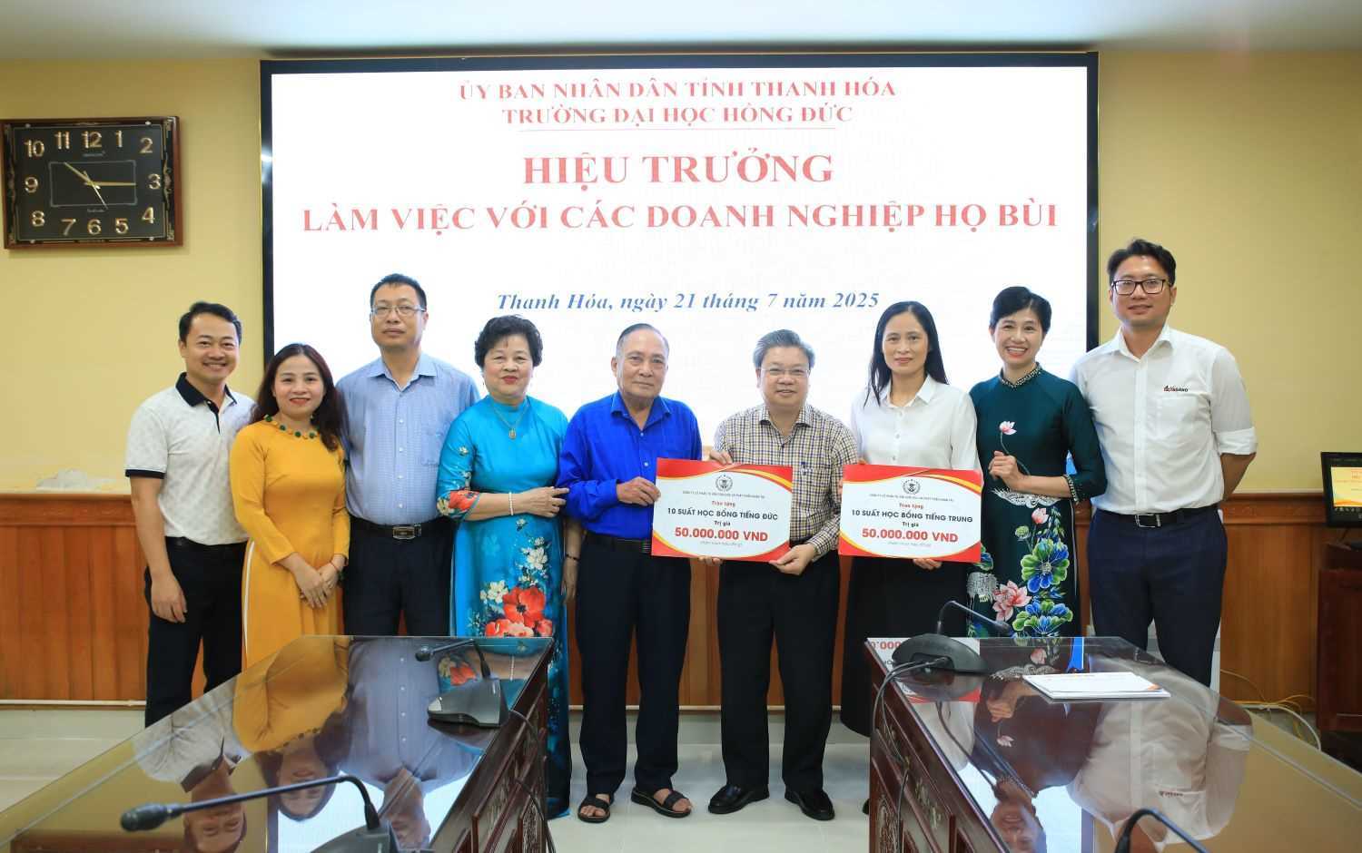 Hong Duc University Strengthens Cooperation with Bui Family Enterprises in Training and Scientific Research